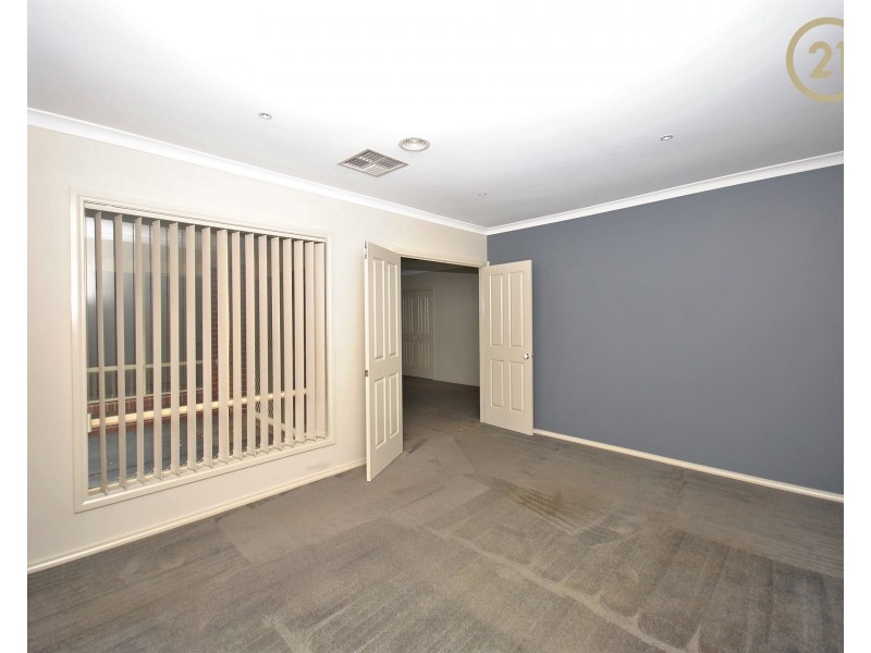 10 Manorwood Way, Berwick VIC 3806