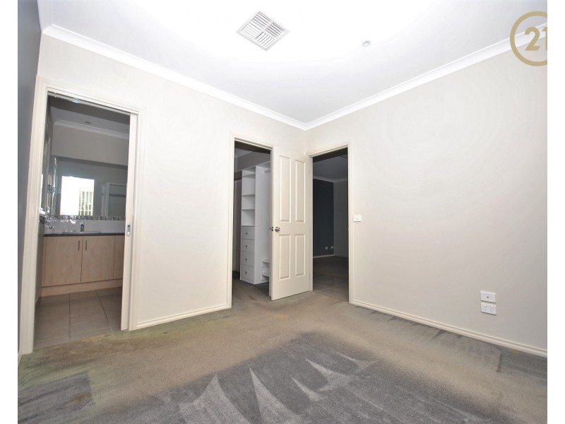 10 Manorwood Way, Berwick VIC 3806