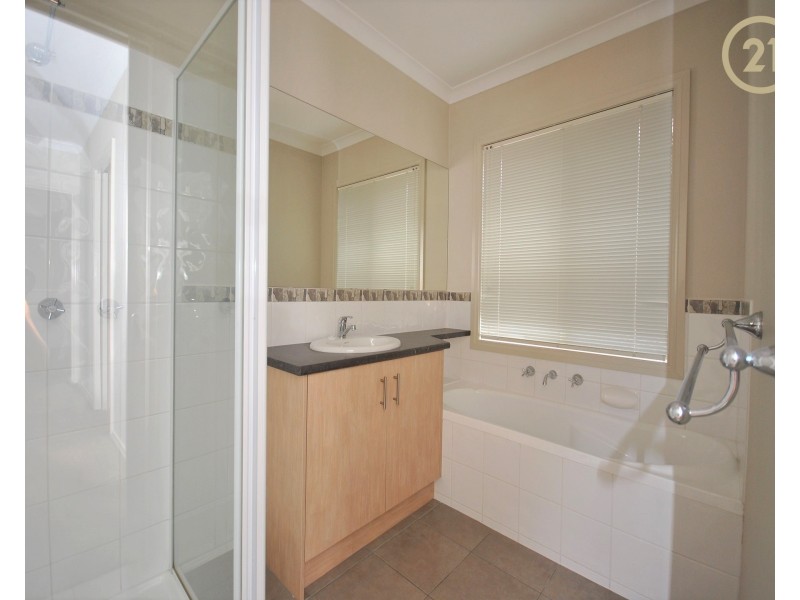 10 Manorwood Way, Berwick VIC 3806