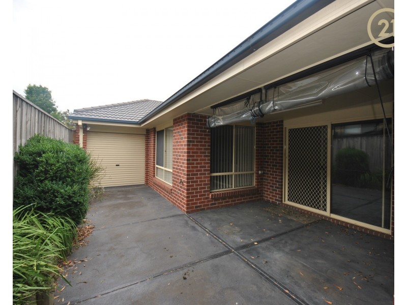 10 Manorwood Way, Berwick VIC 3806