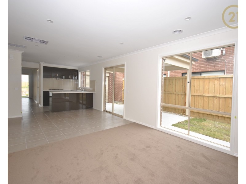 32 Speargrass Close, Clyde North VIC 3978