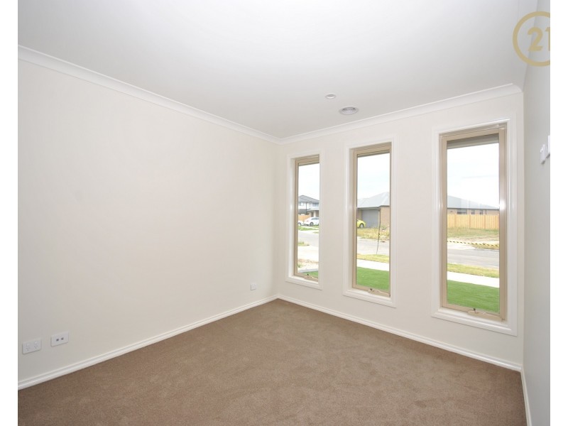 32 Speargrass Close, Clyde North VIC 3978