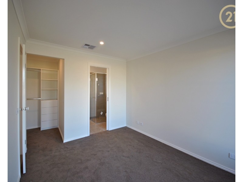 32 Speargrass Close, Clyde North VIC 3978