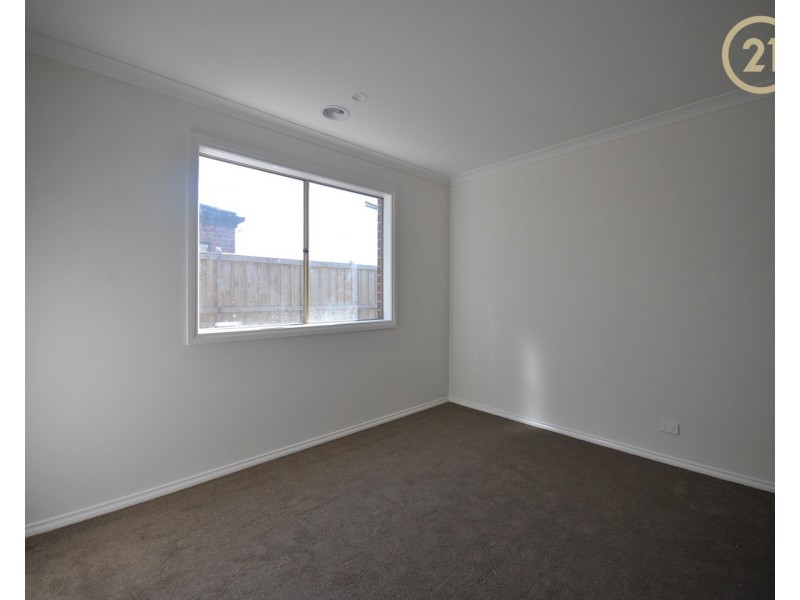 32 Speargrass Close, Clyde North VIC 3978