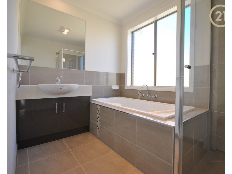 32 Speargrass Close, Clyde North VIC 3978