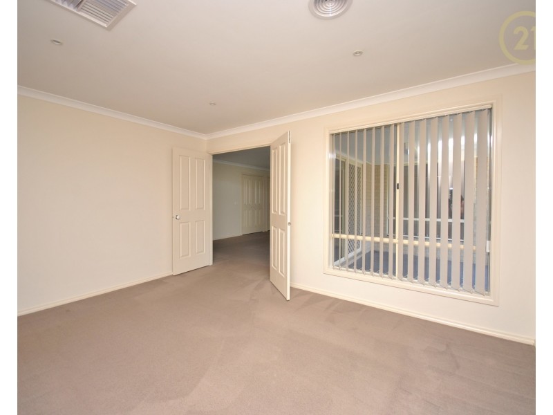 10 Ned Street, Cranbourne East VIC 3977