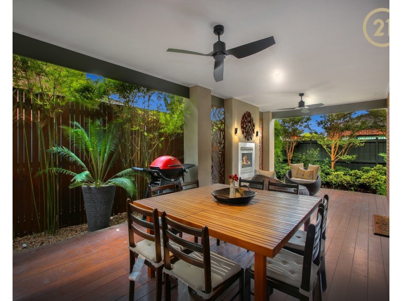 44 Flowerbloom Crescent, Clyde North VIC 3978