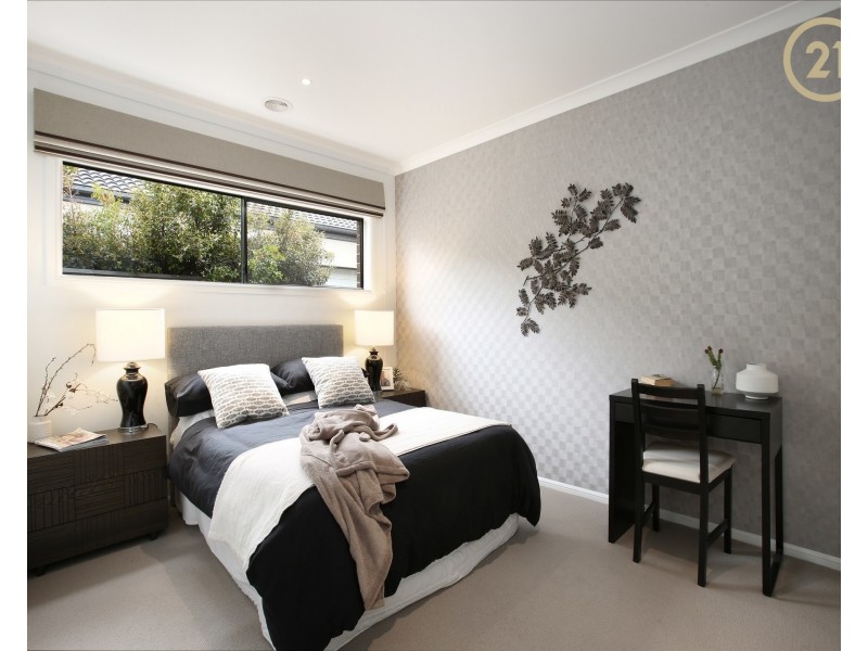 44 Flowerbloom Crescent, Clyde North VIC 3978