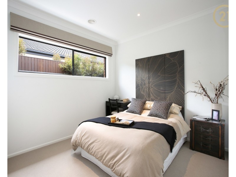 44 Flowerbloom Crescent, Clyde North VIC 3978