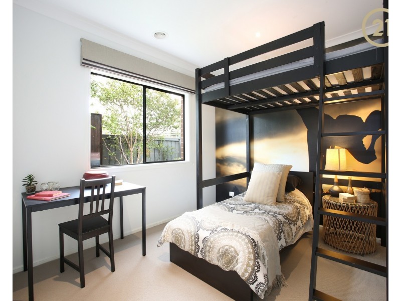 44 Flowerbloom Crescent, Clyde North VIC 3978