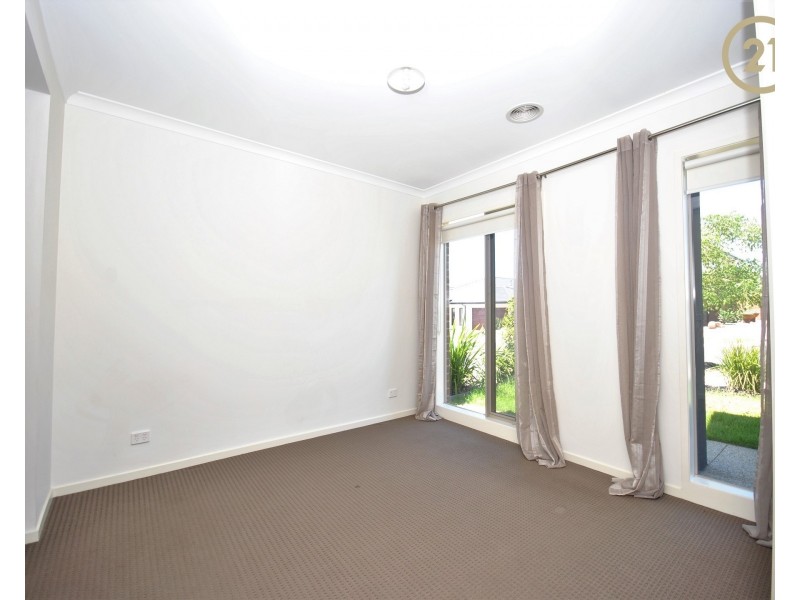 5 Wheelwright Street, Clyde North VIC 3978