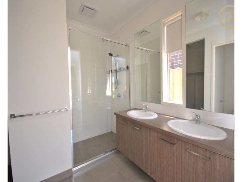 5 Wheelwright Street, Clyde North VIC 3978