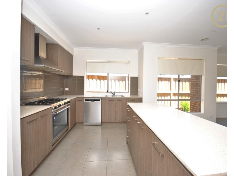 5 Wheelwright Street, Clyde North VIC 3978