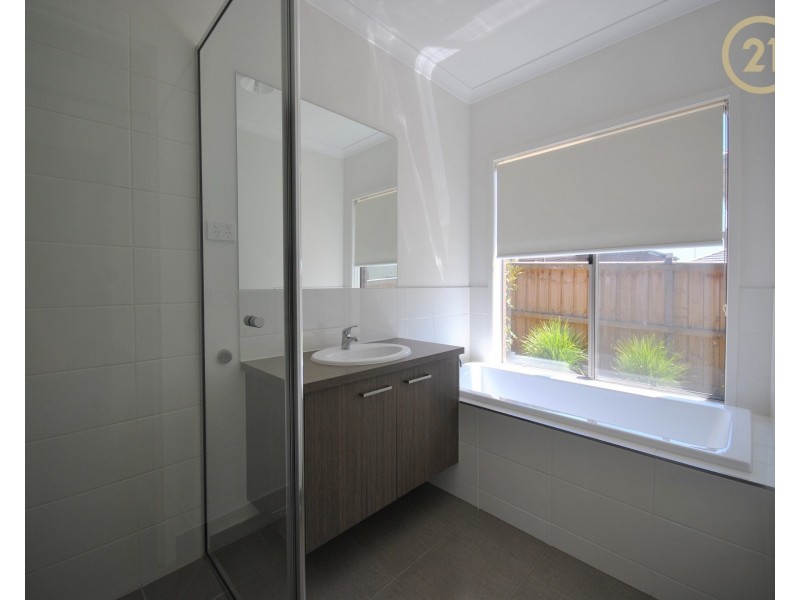 5 Wheelwright Street, Clyde North VIC 3978