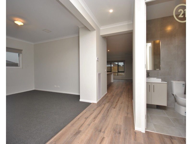 23 Pebblestone Circuit, Clyde North VIC 3978