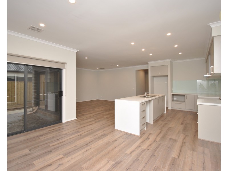 23 Pebblestone Circuit, Clyde North VIC 3978