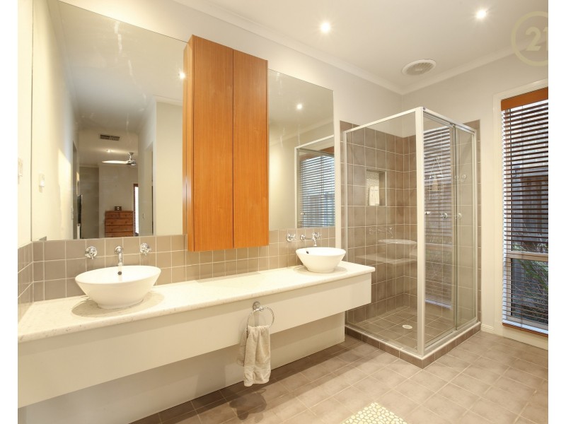 4 Moondarra Drive, Berwick VIC 3806