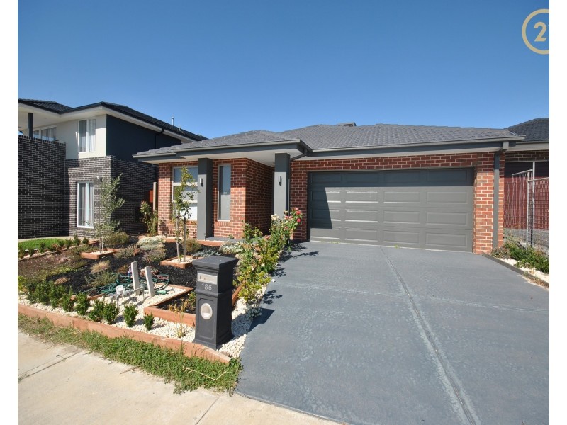 186 Wheelers Park Drive, Cranbourne North VIC 3977