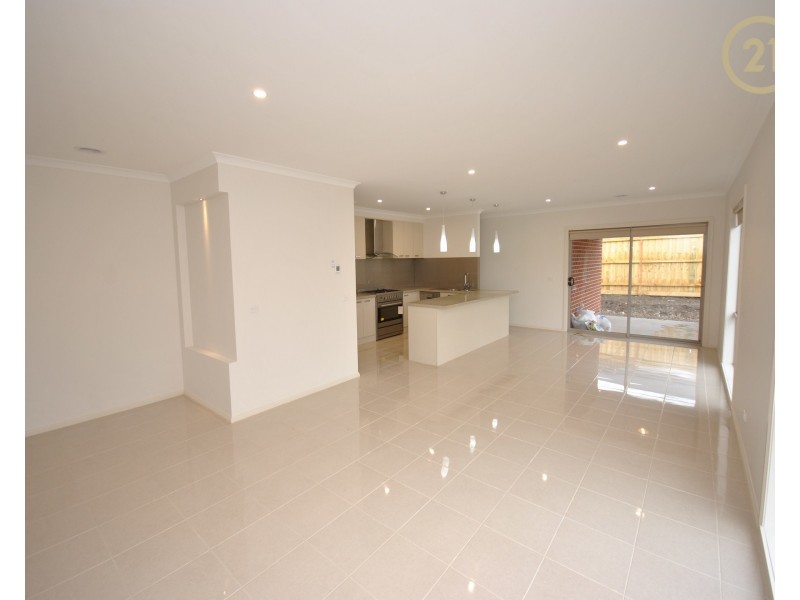 186 Wheelers Park Drive, Cranbourne North VIC 3977