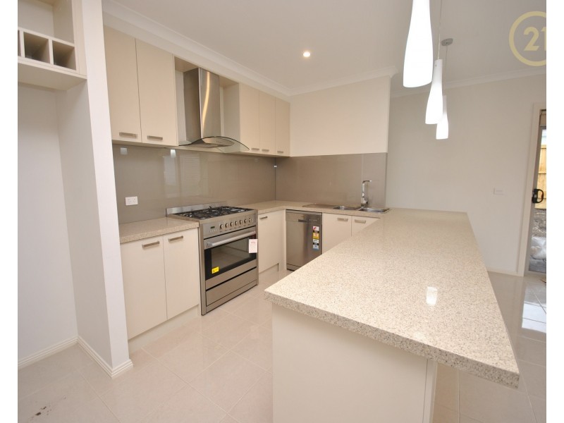 186 Wheelers Park Drive, Cranbourne North VIC 3977