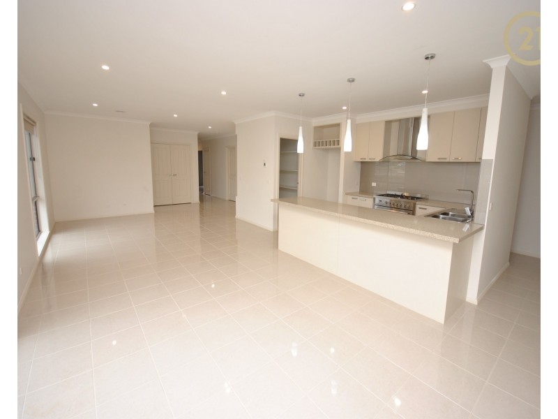 186 Wheelers Park Drive, Cranbourne North VIC 3977