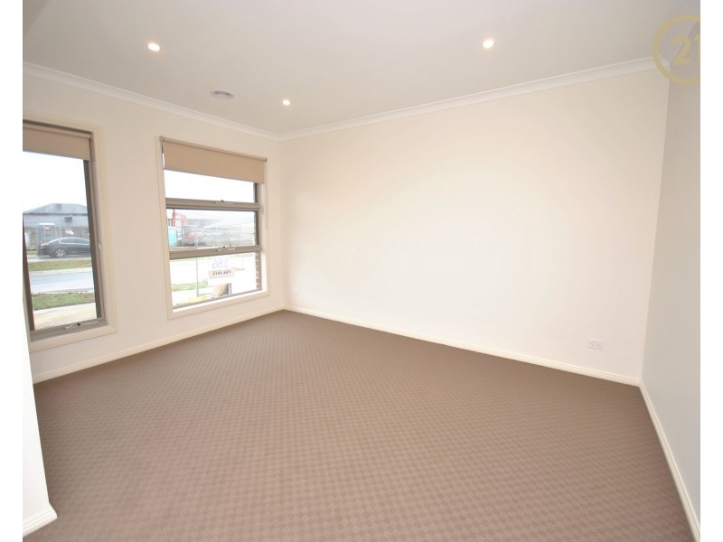 186 Wheelers Park Drive, Cranbourne North VIC 3977