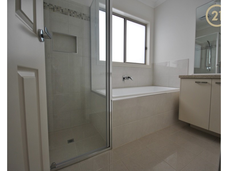 186 Wheelers Park Drive, Cranbourne North VIC 3977