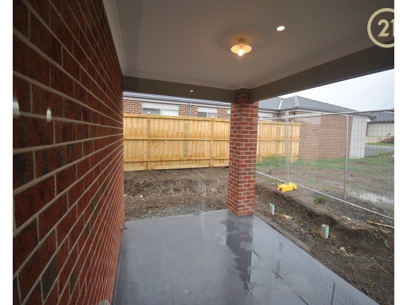 186 Wheelers Park Drive, Cranbourne North VIC 3977