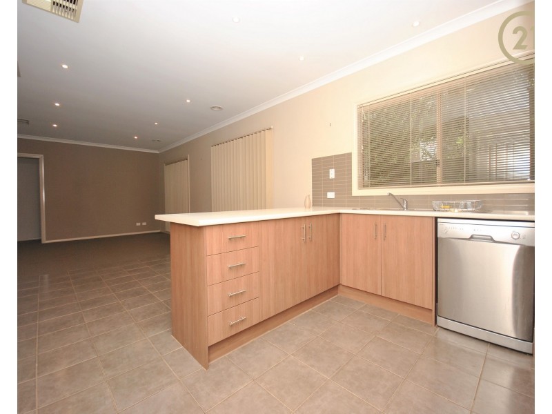 28 Chantenay Parade, Cranbourne North VIC 3977