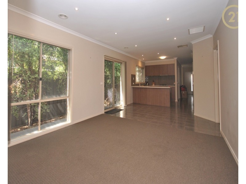 28 Chantenay Parade, Cranbourne North VIC 3977