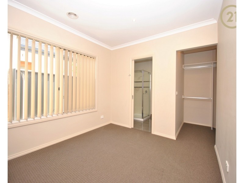 28 Chantenay Parade, Cranbourne North VIC 3977