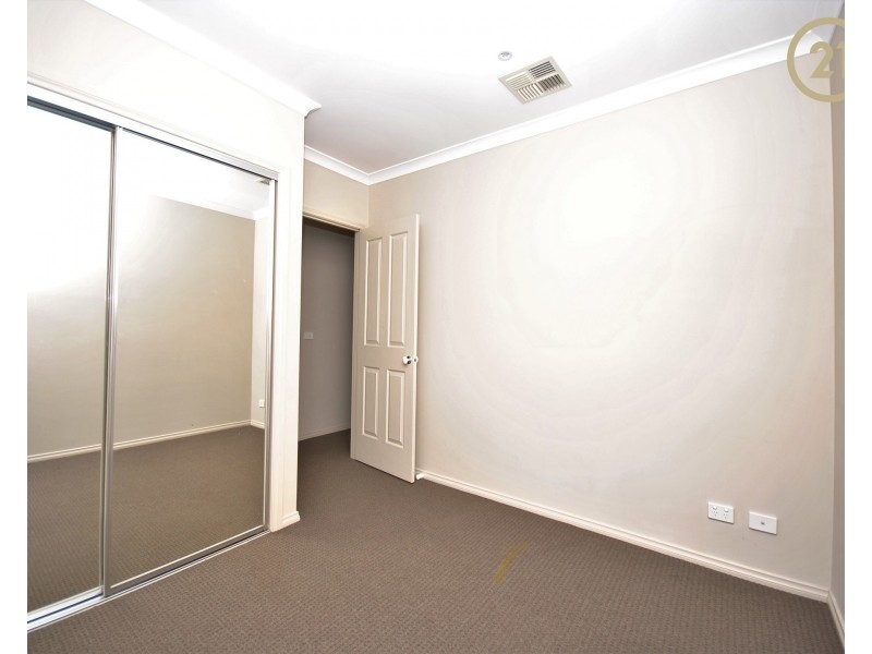 28 Chantenay Parade, Cranbourne North VIC 3977