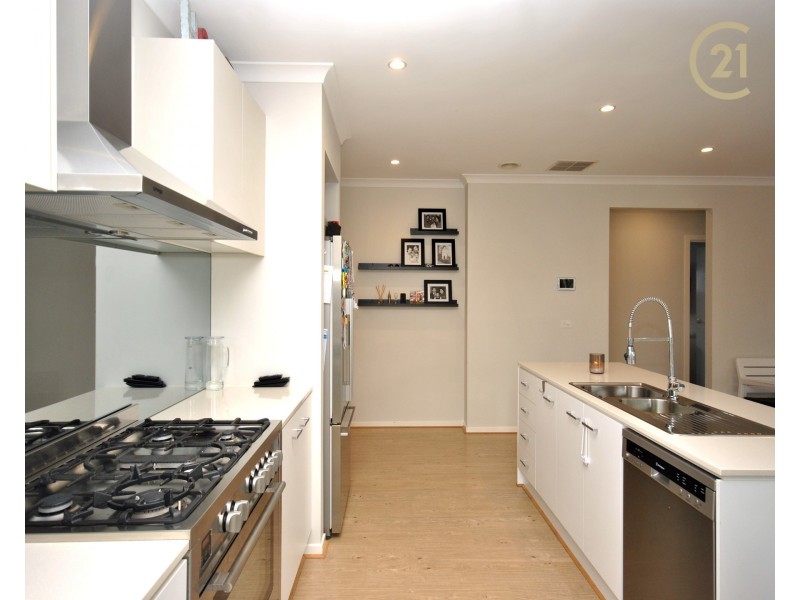 1 Roan Walk, Clyde North VIC 3978