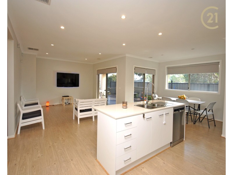 1 Roan Walk, Clyde North VIC 3978