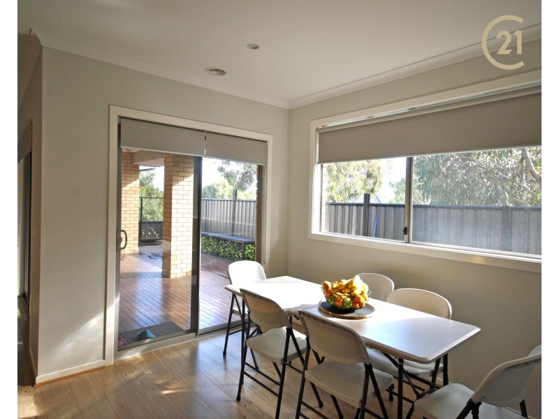 1 Roan Walk, Clyde North VIC 3978