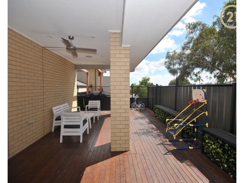 1 Roan Walk, Clyde North VIC 3978