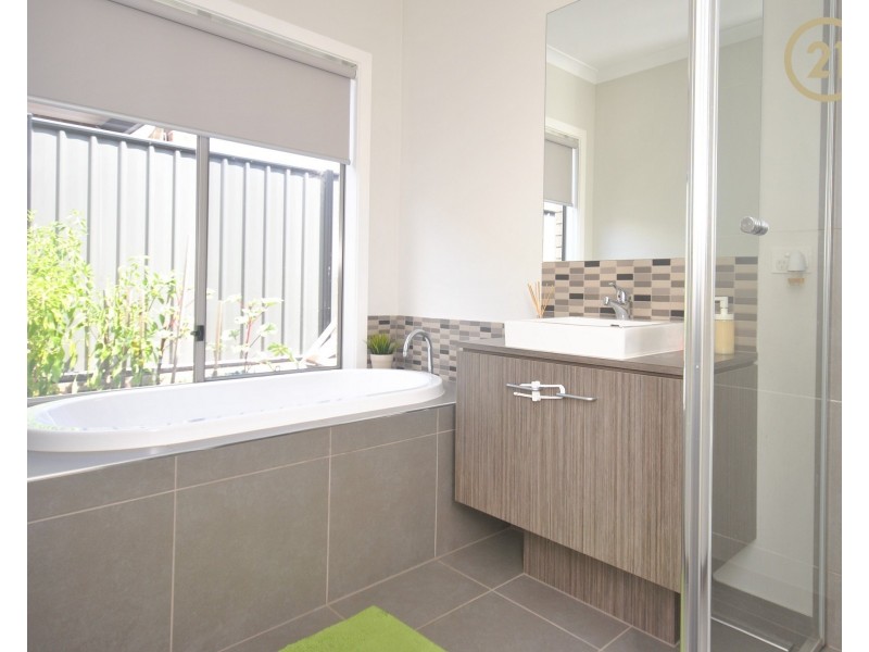 1 Roan Walk, Clyde North VIC 3978