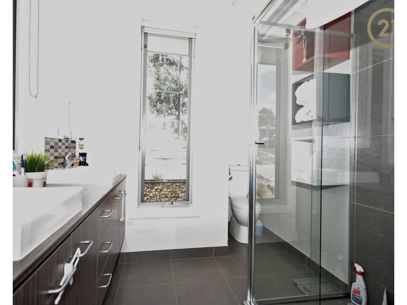 1 Roan Walk, Clyde North VIC 3978