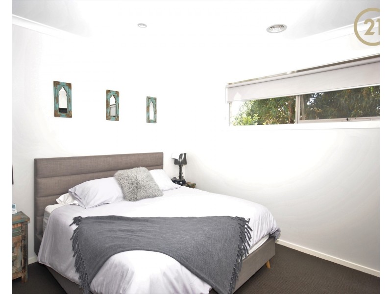 1 Roan Walk, Clyde North VIC 3978