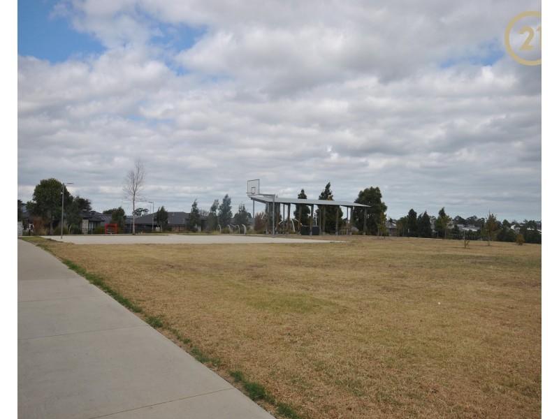 1 Roan Walk, Clyde North VIC 3978