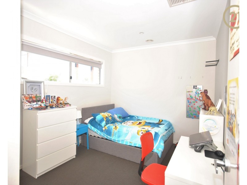 1 Roan Walk, Clyde North VIC 3978