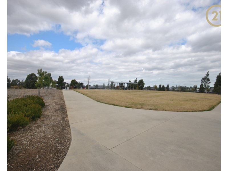 1 Roan Walk, Clyde North VIC 3978