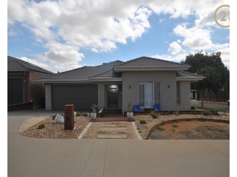 1 Roan Walk, Clyde North VIC 3978