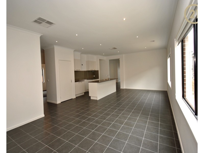 83 Skylark Boulevard, Clyde North VIC 3978