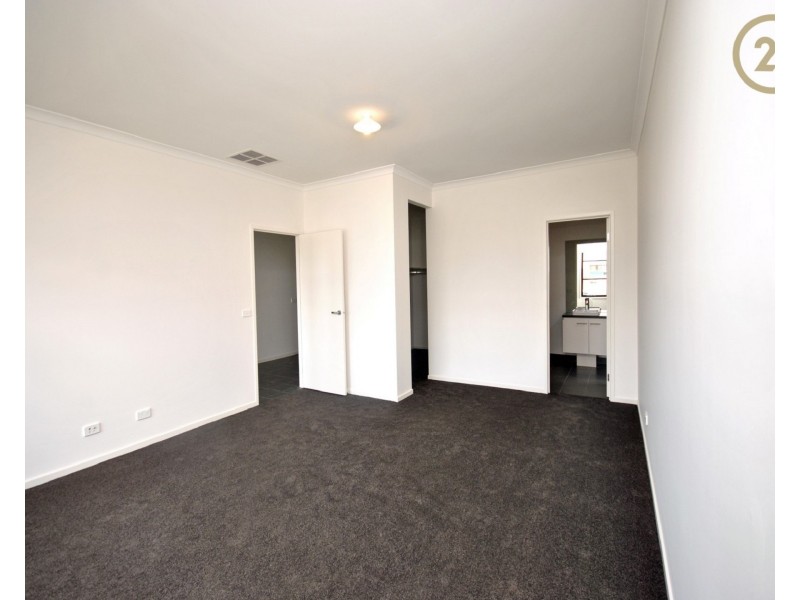 83 Skylark Boulevard, Clyde North VIC 3978