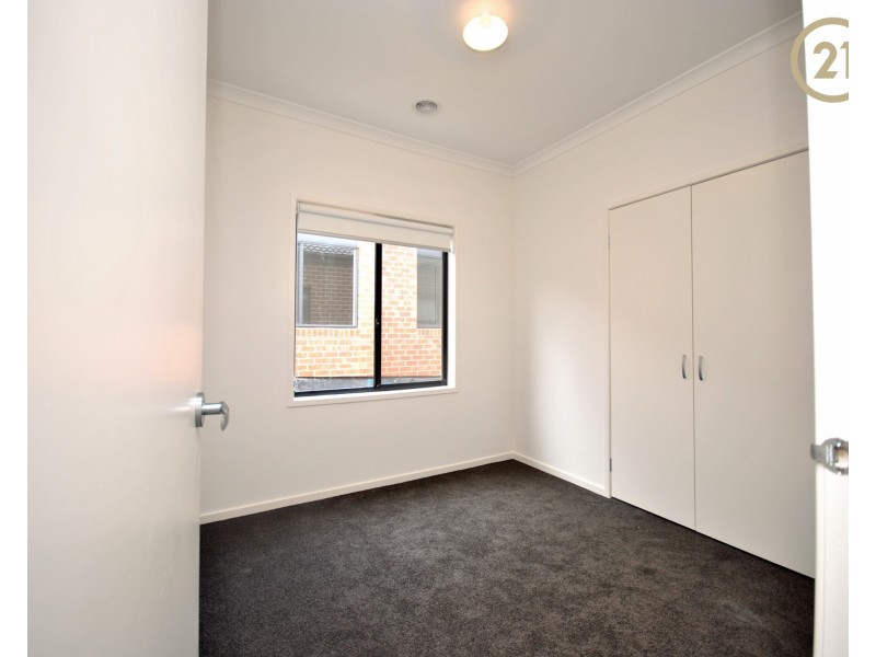 83 Skylark Boulevard, Clyde North VIC 3978