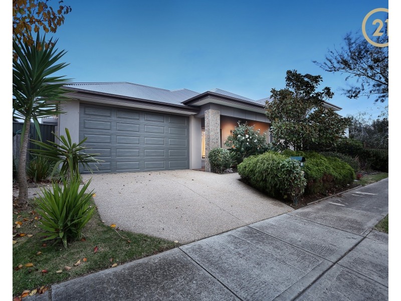 16 Kindred Avenue, Cranbourne North VIC 3977