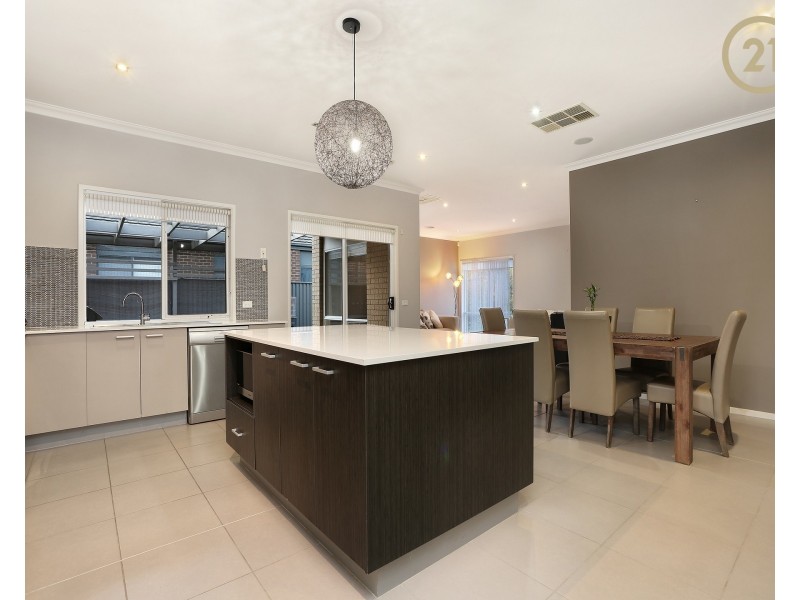 16 Kindred Avenue, Cranbourne North VIC 3977