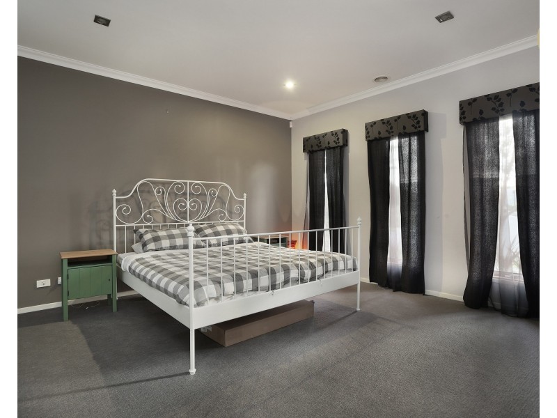 16 Kindred Avenue, Cranbourne North VIC 3977