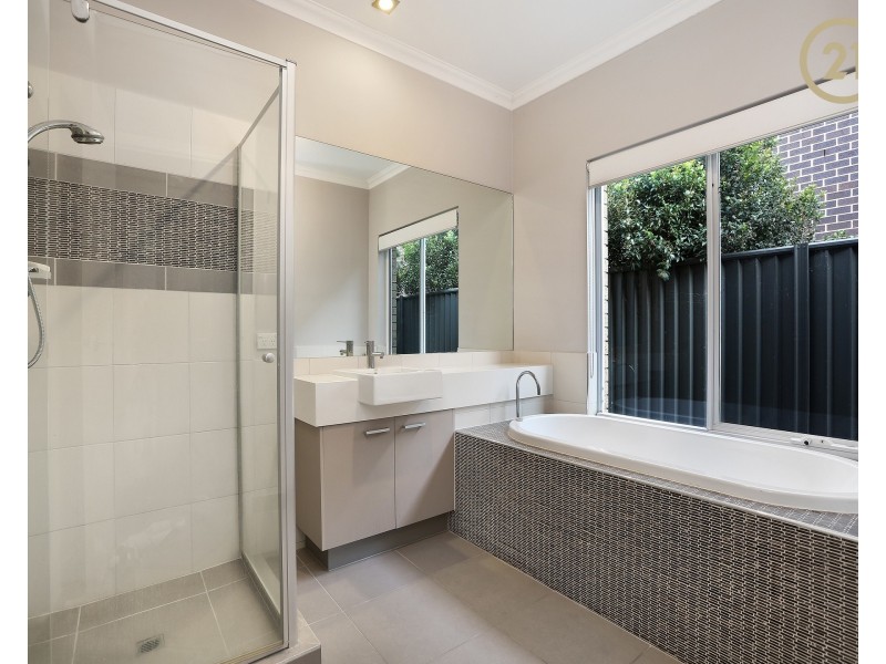 16 Kindred Avenue, Cranbourne North VIC 3977